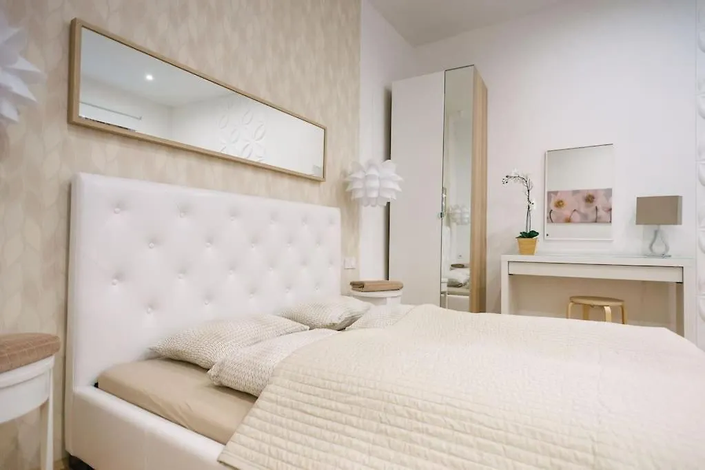 Stylish Apartment At Parliament 부다페스트 0*,  헝가리